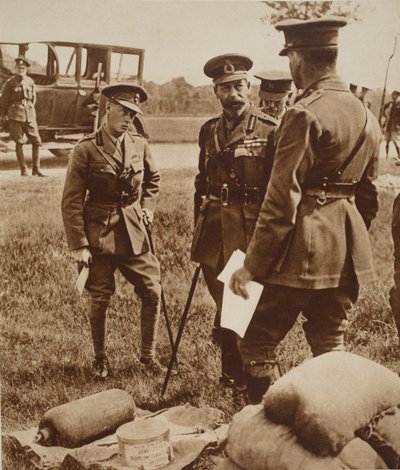 Koning Edward VIII met zijn vader koning George V, bij een gasschool tijdens de oorlog, ca. 1914 door English Photographer